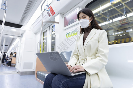 女性在回家路上使用笔记本电脑办公背景图片