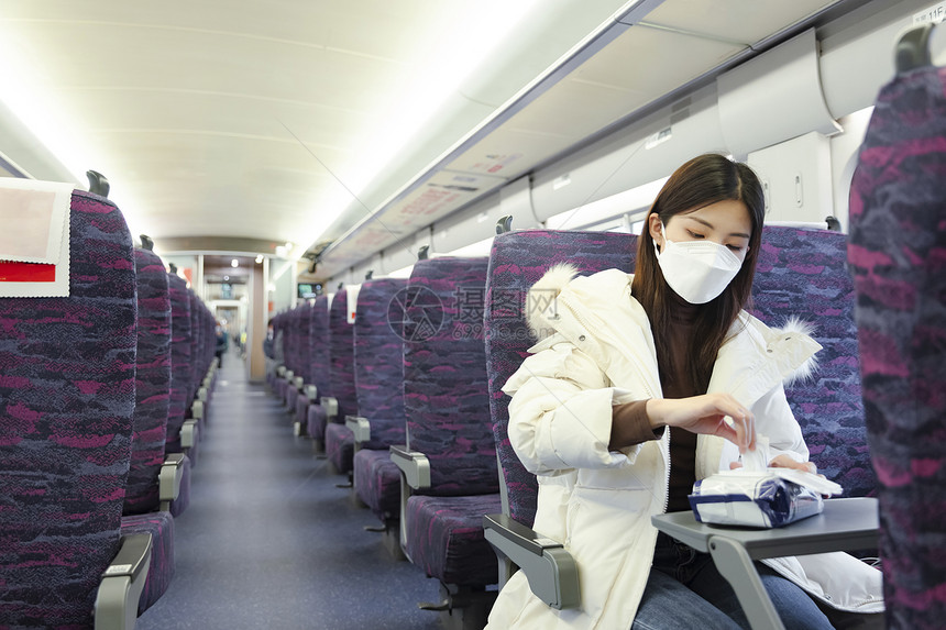 女性在车厢里使用消毒酒精湿巾图片
