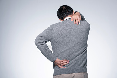 男性老年人肩膀疼痛背景图片