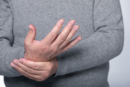 预防颈椎病老年男性手部不适特写背景