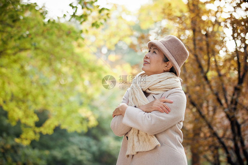 老奶奶秋季保暖逛公园看秋季风景图片