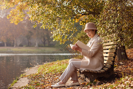冬季老奶奶晚年生活公园里看书养生高清图片素材