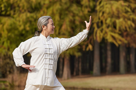秋季老奶奶养生运动公园里练太极武术功夫瑜伽高清图片素材