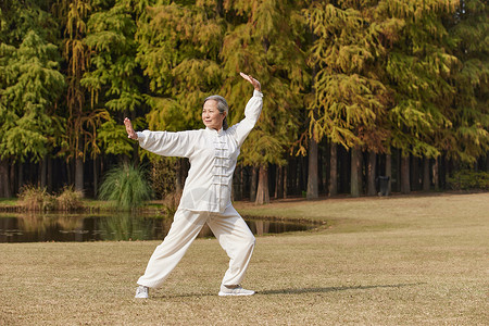 秋季老奶奶养生运动公园里练太极平衡高清图片素材