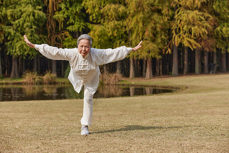 秋季老奶奶养生运动公园里练太极武术功夫亚洲人高清图片素材