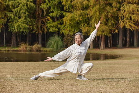 秋季老奶奶养生运动公园里练太极武术功夫亚洲人高清图片素材