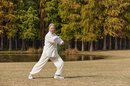 秋季老奶奶养生运动公园里练太极强身健体高清图片素材