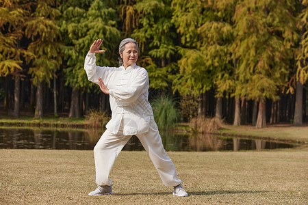 秋季老奶奶晚年生活公园里打太极拳高清图片
