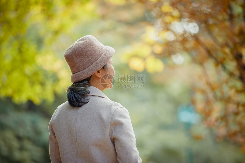 老年人老奶奶冬季逛公园背影情绪图片