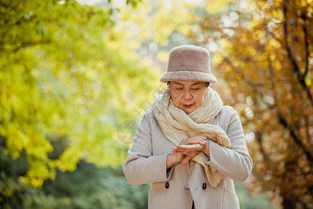 秋冬季节老奶奶逛公园保暖图片素材