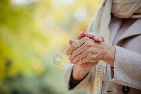 秋冬季节老年人搓手取暖抗寒特写图片素材