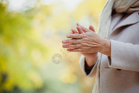 秋冬季节老年人搓手取暖抗寒特写高清图片