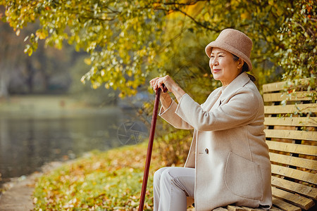 冬季老奶奶晚年生活公园里湖边歇息图片