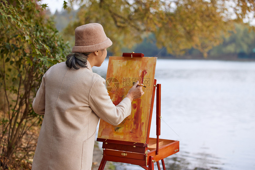 秋季安逸老人公园里绘画油画背影图片
