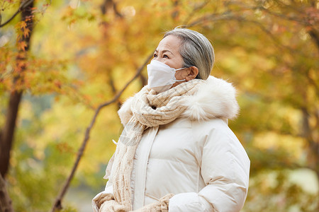 秋季老人公园里戴口罩疾病疫情防护图片
