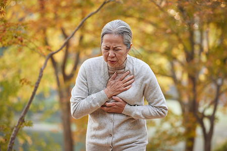 老年人老奶奶户外突发胸口疼痛疾病高清图片