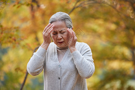 预防眼睛老年人老奶奶戴口罩公园里头疼背景