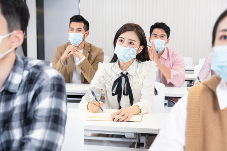 校园防疫四件套疫情期间大学生戴口罩听课上课背景