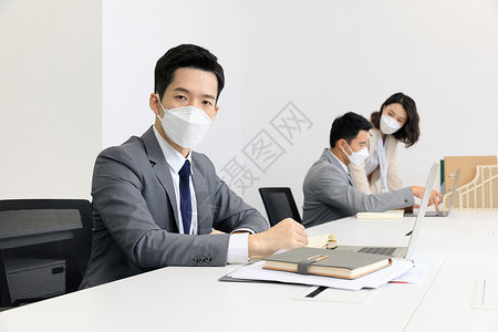 商务人士上班工位消毒图片