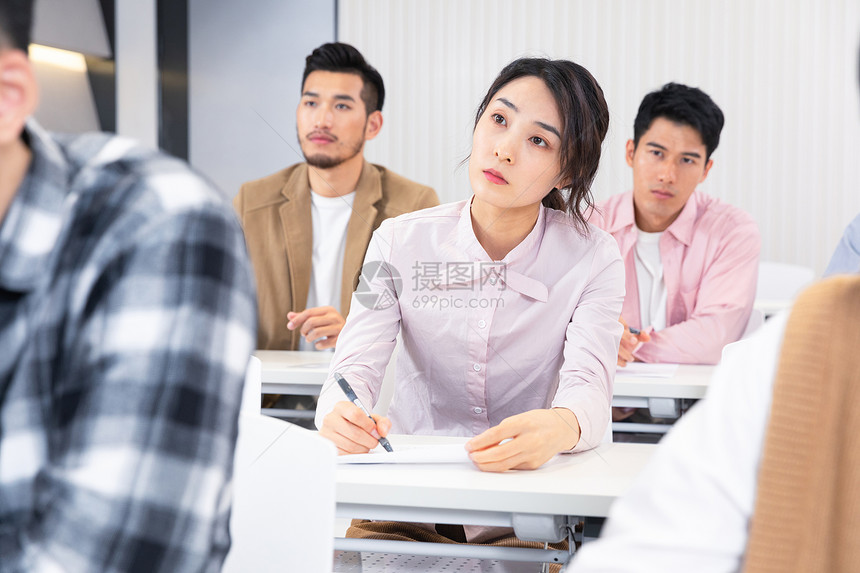 成人教育大学生课堂听课听讲图片