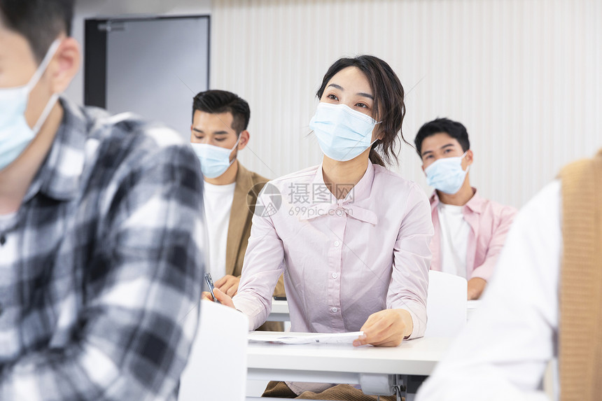 疫情期间大学生戴口罩听课上课图片