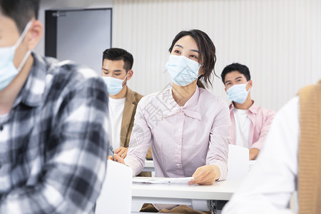 疫情期间大学生戴口罩听课上课背景图片