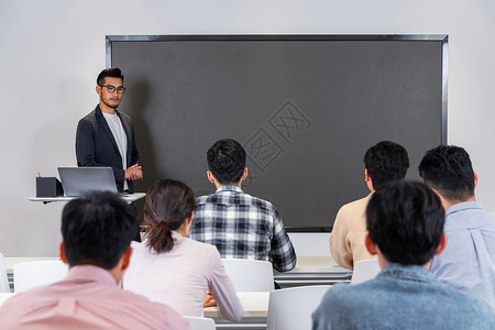 成人教育学院教师讲课图片