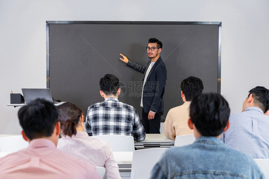 成人教育学院教师讲课图片