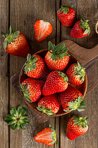 俯拍桌子上的草莓高清图片