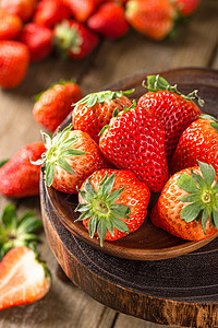 意境拍摄餐盘里的草莓诱人的草莓高清图片素材