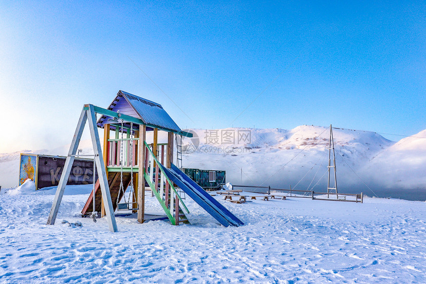 浪漫雪地场景图片