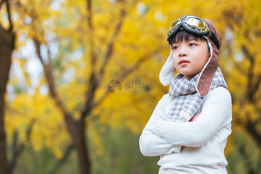 秋季银杏树下小男孩金色童年图片