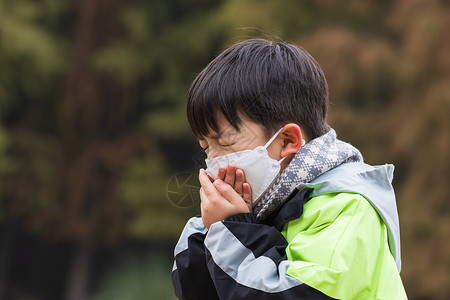 小男孩过马路秋冬儿童户外戴口罩流感咳嗽背景