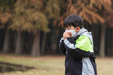 小孩流鼻涕秋冬儿童户外戴口罩流感咳嗽背景