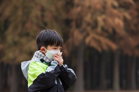 小孩流鼻涕秋冬儿童户外戴口罩流感咳嗽背景