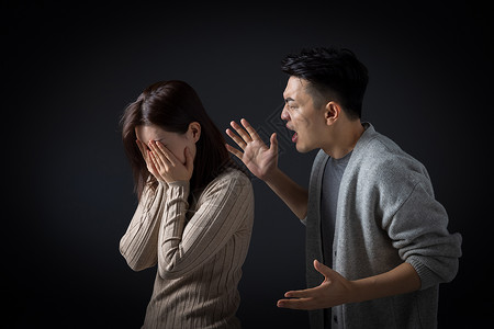 吵架女人在黑暗中吵架的夫妻两人背景