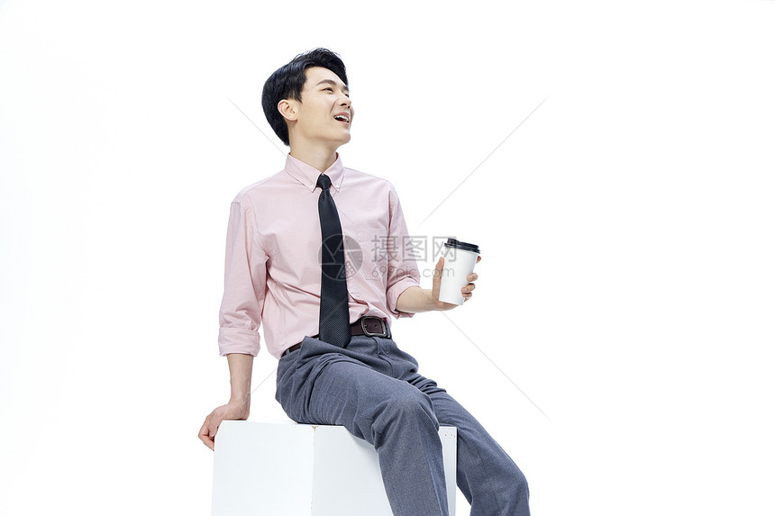 年轻商务男士手拿咖啡杯图片