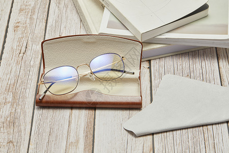 近视太阳镜框架眼镜和书本背景