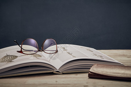 框架眼镜和书本图片