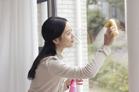 做家务的人家庭主妇打扫卫生擦玻璃背景