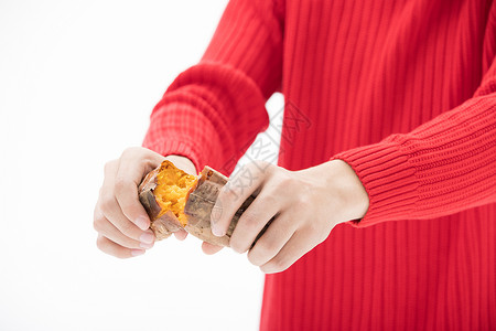 蒸玉米杂粮包拿着烤红薯的手背景