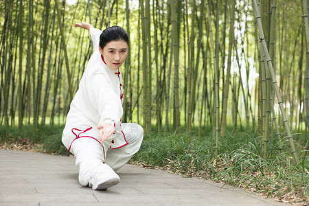 女性练习中国武术图片