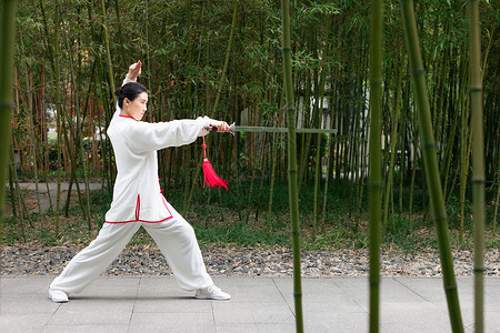 舞剑动作前刺运动的女性图片