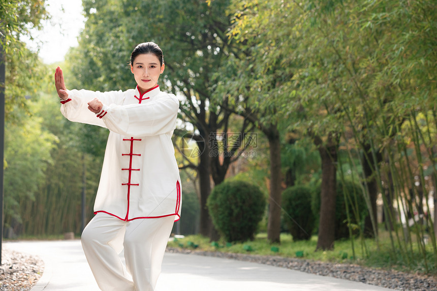 女性在公园里练太极拳