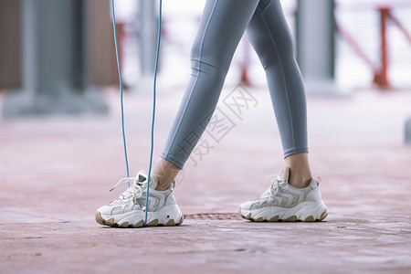 单人跳绳运动的人跳绳的女性特写背景