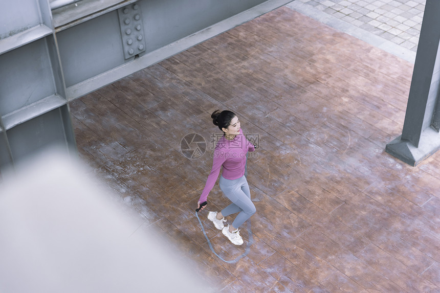 运动的人跳绳的女性远景图片
