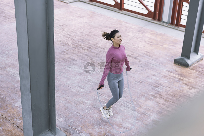 运动的人跳绳的女性图片