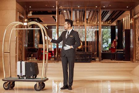 酒店服务员搬运行李服务亚洲人高清图片素材