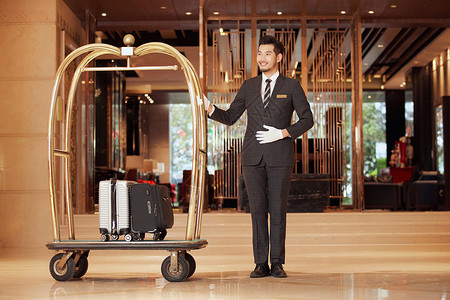 酒店服务员搬运行李服务行李箱高清图片素材