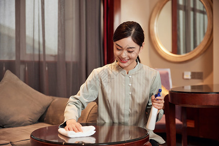 酒店服务保洁员清洁擦拭桌子女性高清图片素材